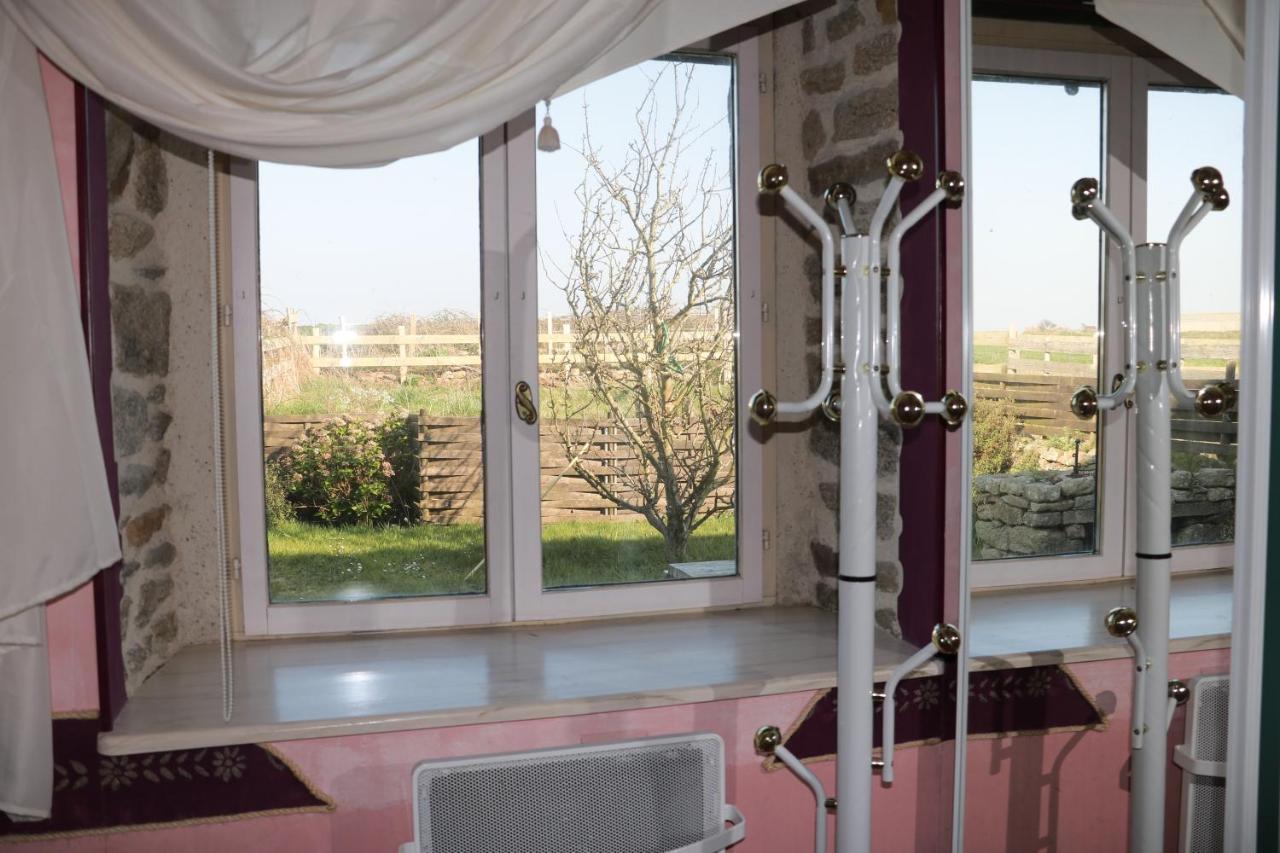 Les Gites Aux Volets Roses Landunvez Εξωτερικό φωτογραφία